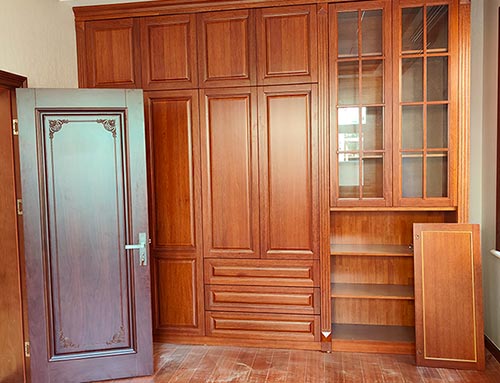门头沟中式家庭装修里定制的实木衣柜效果图